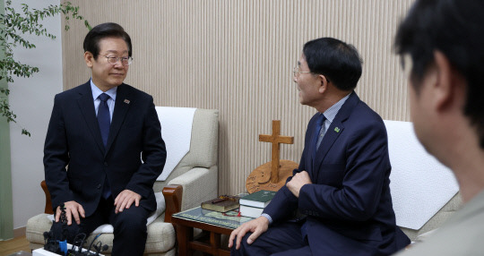 이재명 대표와 김종생 한국기독교협의회 총무. 연합뉴스