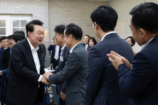 윤석열 대통령과 국민의힘 원내지도부. 연합뉴스