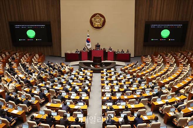 '윤석열 대통령 배우자 김건희의 주가조작 사건 등의 진상규명을 위한 특별검사 임명 등에 관한 법률안(대안)'이 지난달 19일 오후 국회본청에서 열린 국회 본회의에서 국민의힘 의원들이 불참한 채 야권 주도로 가결되고 있다. ⓒ데일리안 홍금표 기자