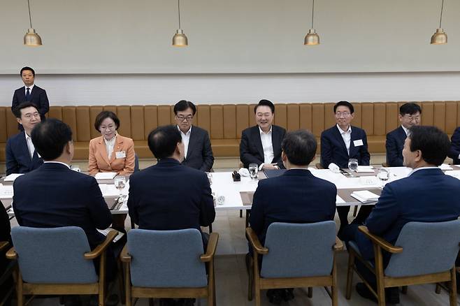 윤석열 대통령이 2일 서울 용산 대통령실 청사에서 추경호 국민의힘 원내대표 등 원내지도부와 여당 소속 국회 상임위원장 및 간사들과의 만찬에서 격려사를 하고 있다. (대통령실 제공)