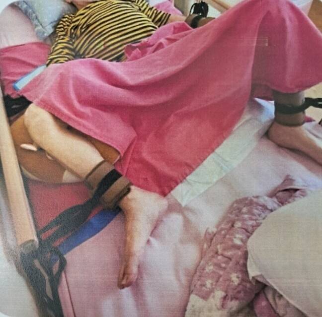 계룡시 ㄱ요양원에서 침대에 사지가 강박된 89살 노인. 김예지 의원실 제공