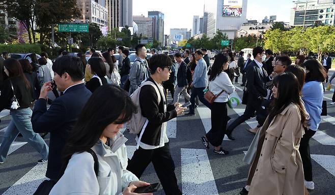 전국 대부분 기온이 뚝 떨어져 올가을 들어 가장 낮은 아침 기온을 기록한 2일 오전 서울 종로구 광화문 네거리에서 시민들이 길을 건너고 있다. 김혜윤 기자