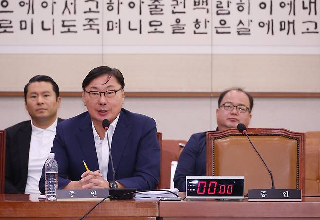 이화영 전 경기도 평화부지사가 2일 국회 법제사법위원회에서 열린 박상용 수원지검 부부장검사에 대한 ‘탄핵소추 사건 조사’ 관련 청문회에 출석, 의원 질의에 답하고 있다. 오른쪽은 불출석한 박 검사의 빈 자리.