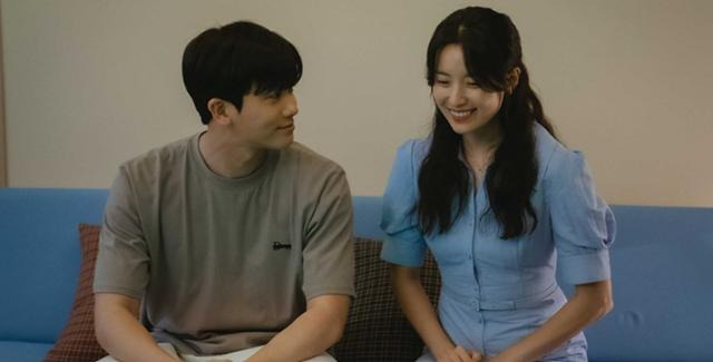 드라마 '해피니스'에서 박형식(왼쪽)과 한효주는 주택 청약 혜택을 받기 위해 가짜 결혼을 했다. tvN 제공