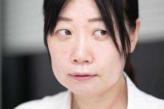 장편소설 '빛과 멜로디'를 낸 조해진 작가가 지난달 11일 서울 중구 한국일보에서 본보와 인터뷰를 하고 있다. 이한호 기자