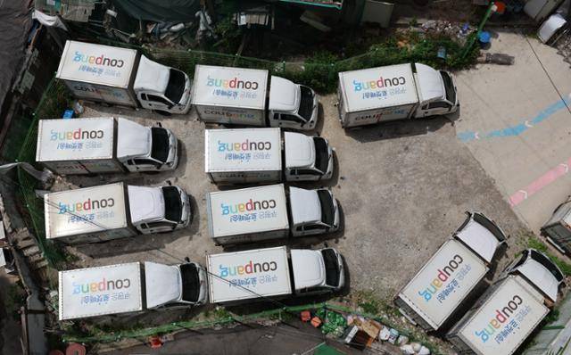 서울의 한 쿠팡 물류센터에 쿠팡 배송차량들이 주차돼 있다. 뉴시스