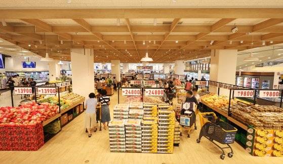 쿠팡 등 이커머스 업체의 약진에 대응하기 위해 대형마트들이 신선도가 중요한 식료품을 중심으로 매장을 재편하고 있다. 이마트는 지난 8월 경기 용인 이마트 죽전점을 ‘스타필드 마켓 죽전’으로 재개점했다. [연합뉴스]