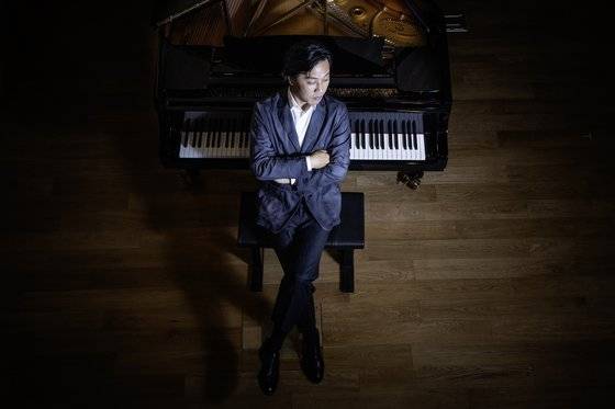 현재 미국 보스턴의 뉴잉글랜드 음악원 교수인 피아니스트 손민수. 이달 바흐의 골드베르크 변주곡을 연주한다. 권혁재 사진전문기자