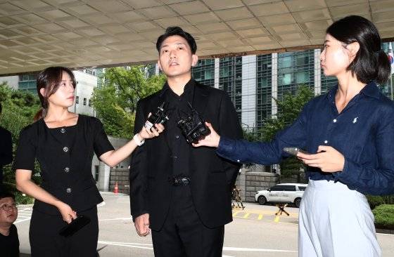 전공의들의 리베이트 의혹을 폭로한 대학병원 교수의 신상을 공개하고 조롱한 글이 올라온 것과 관련해 고소당한 의사와 의대생 커뮤니티 메디스태프 기동훈 대표가 지난 8월 서울 종로구 서울경찰청 사이버범죄수사대에 출석했다. 뉴스1