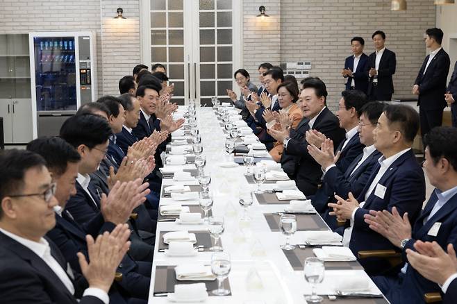 윤 대통령, 원내지도부 만찬 윤석열 대통령이 2일 용산 대통령실에서 열린 국민의힘 원내지도부와 당 소속 국회 상임위원장 및 간사 등과의 만찬에서 참석자들과 함께 박수를 치고 있다. 대통령실 제공