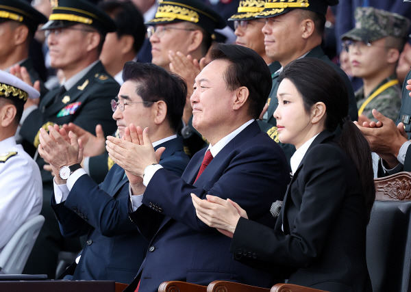 윤석열 대통령과 부인 김건희 여사가 지난 1일 성남 서울공항에서 열린 건군 76주년 국군의날 기념식에서 박수치고 있다. 대통령실 제공