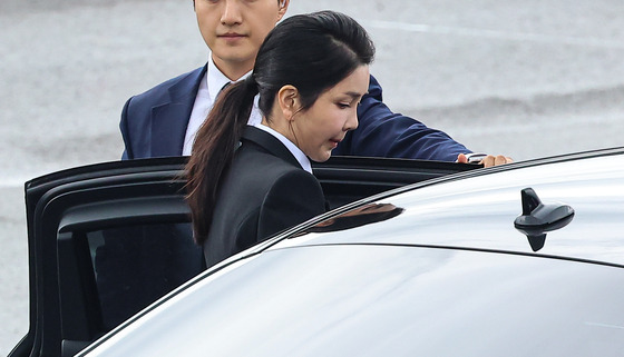 First lady Kim Keon Hee gets in a car after attending a ceremony marking Armed Forces Day at Seoul Air Base in Seongnam, Gyeonggi, on Tuesday. [NEWS1]