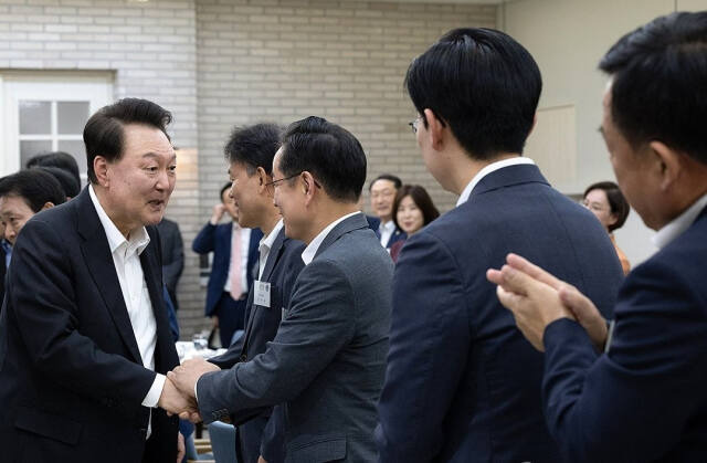 윤석열 대통령이 2일 서울 용산 대통령실 앞 파인그라스에서 열린 국민의힘 원내지도부 초청 만찬에서 참석자들과 인사하고 있다. 연합뉴스