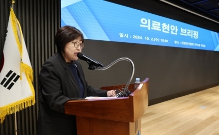 최안나 대한의사협회(의협) 대변인이 2일 오후 서울 용산구 의협회관에서 의협과 대한의학회, 전국의과대학교수협의회, 전국의대교수비상대책위원회, 한국의과대학·의학전문대학원협회의 의대정원 증원 논의에 대한 공동 입장을 발표하고 있다. [사진 = 연합뉴스]