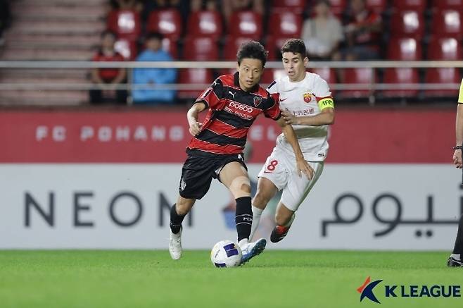 포항 김종우(사진 왼쪽)가 상하이 주장 오스카를 따돌리고 있다. 사진=한국프로축구연맹