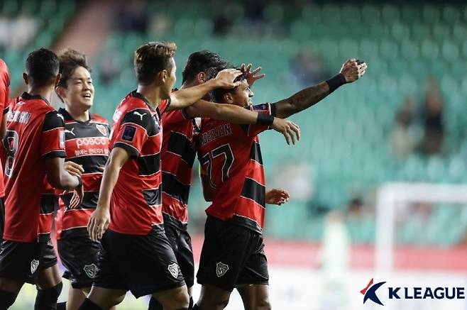 완델손이 선제골을 터뜨린 후 동료들의 축하를 받고 있다. 사진=한국프로축구연맹