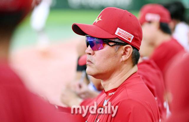 SSG 이숭용 감독이 30일 오후 인천광역시 문학동 SSG 랜더스필드에서 진행된 '2024 프로야구 KBO리그' SSG랜더스와 키움 히어로즈의 경기에서 선수들을 지켜보고 있다./마이데일리