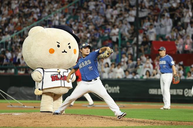 [서울=뉴시스] 두산 베어스 김택연과 '망그러진 곰' 캐릭터. (사진 = 두산 베어스 제공) *재판매 및 DB 금지