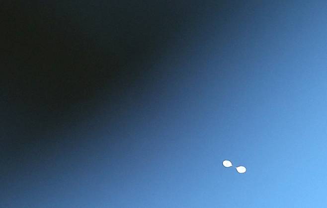 서울 상공에 북한이 부양한 쓰레기 풍선이 떠다니고 있다. 연합뉴스