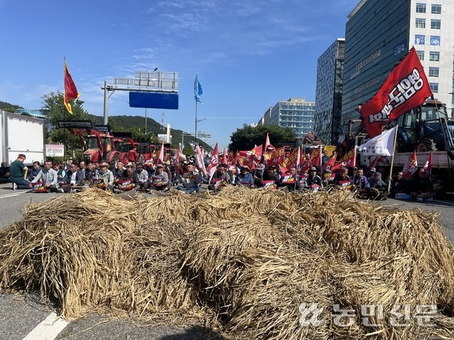 2일 전남도청 앞에서 전국농민회총연맹 광주전남연맹, 전국여성농민회총연합 광주전남연합, 전국쌀생산자협회 광주전남본부 소속 농민 160여명이 집회를 열고 벼멸구 피해의 자연재해 인정과 쌀값 안정화 대책을 촉구하고 있다.