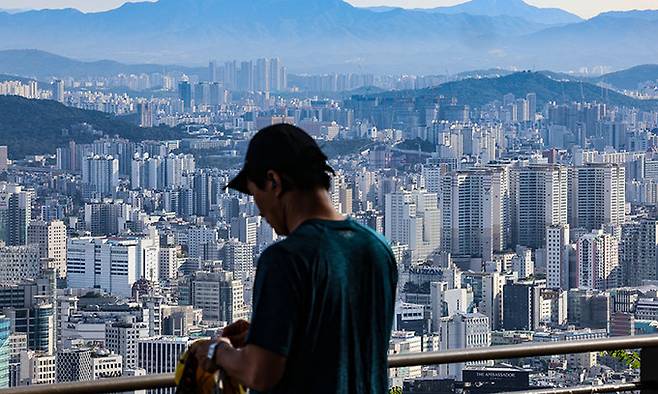 서울 중구 남산에서 서울 시내 아파트 대단지가 보이고 있다. 뉴시스