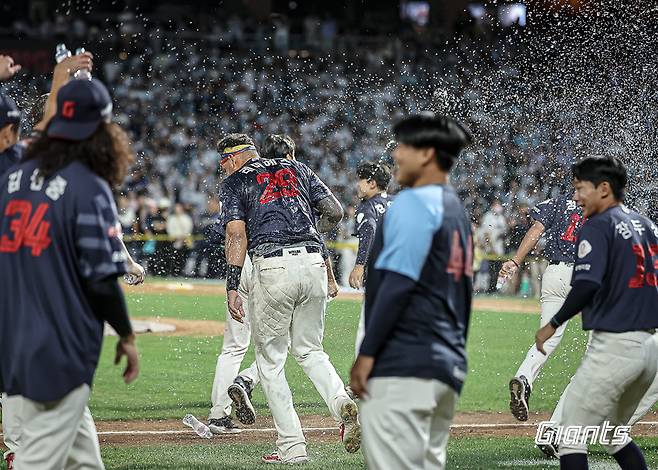 롯데 외야수 레이예스는 1일 창원 NC파크에서 열린 '2024 신한 SOL Bank KBO 리그' NC와 팀 간 마지막 맞대결에서 1번 지명타자로 선발 출전했다. 경기 전 200안타를 기록했던 레이예스는 안타 2개만 더 쳐내면, KBO리그 단일시즌 최다 안타 신기록을 달성할 수 있었다. 그리고 5회초 세 번째 타석과 9회초 다섯 번째 타석에서 안타를 때리며 서건창(2014시즌/201안타)의 단일시즌 최다 안타 기록을 넘어 새 역사를 썼다. 롯데 자이언츠