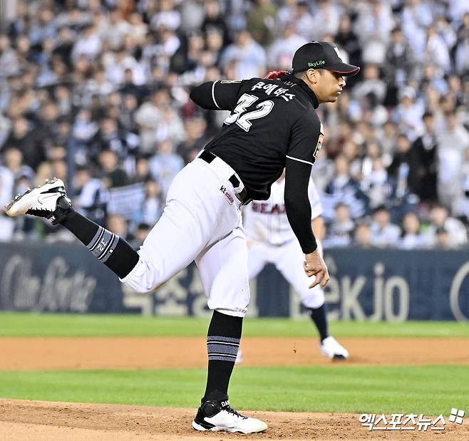 KT 위즈 외국인 투수 윌리엄 쿠에바스가 2일 서울 잠실야구장에서 열린 2024 신한 SOL Bank KBO 포스트시즌 와일드카드 결정전 1차전에서 두산 베어스 타선을 6이닝 무실점 완벽투로 막고 승리투수가 됐다. 사진 김한준 기자