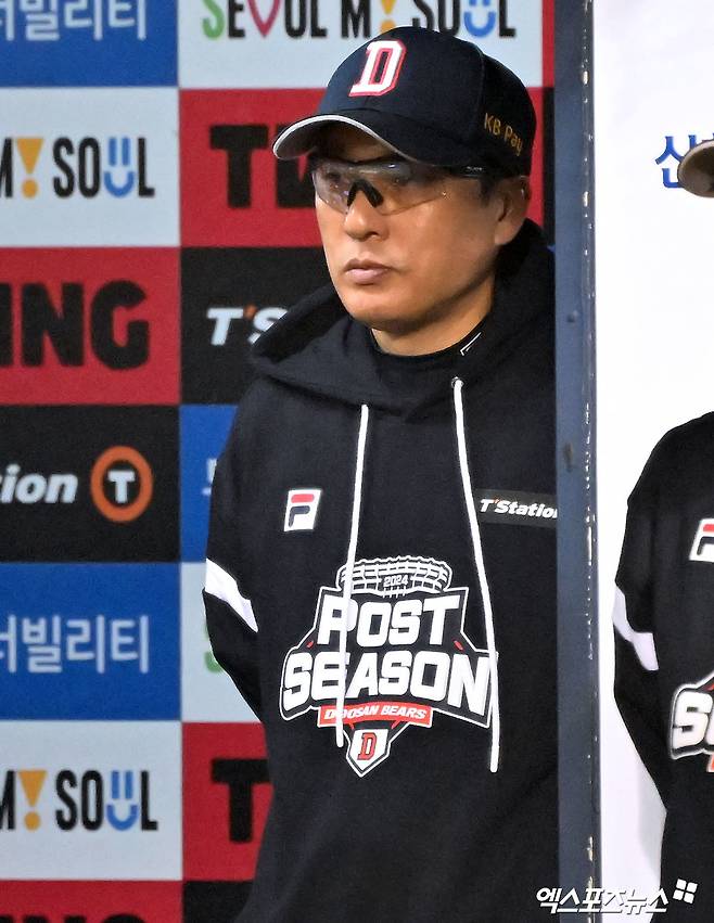 2일 오후 서울 송파구 잠실야구장에서 열린 '2024 신한 SOL Bank KBO 포스트시즌' KT 위즈와 두산 베어스의 와일드카드 결정전 1차전 경기, 두산 이승엽 감독이 경기를 지켜보고 있다. 잠실, 김한준 기자