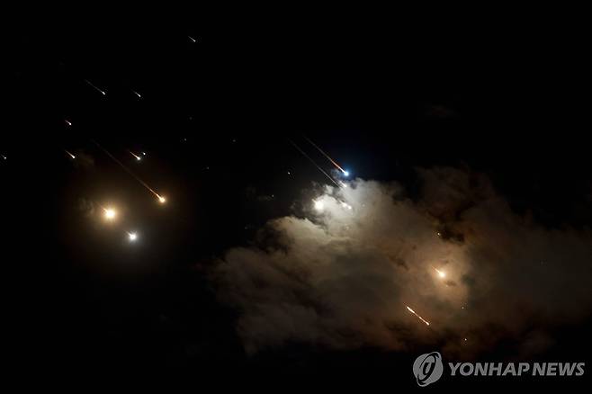 이란 미사일에 이스라엘 아이언돔 가동 (AFP 연합뉴스) 1일 저녁(현지시간) 이스라엘 아쉬켈론 상공에서 이란에서 날아든 미사일을 아이언돔 방공망이 요격 중이다. 2024.10.01 photo@yna.co.kr