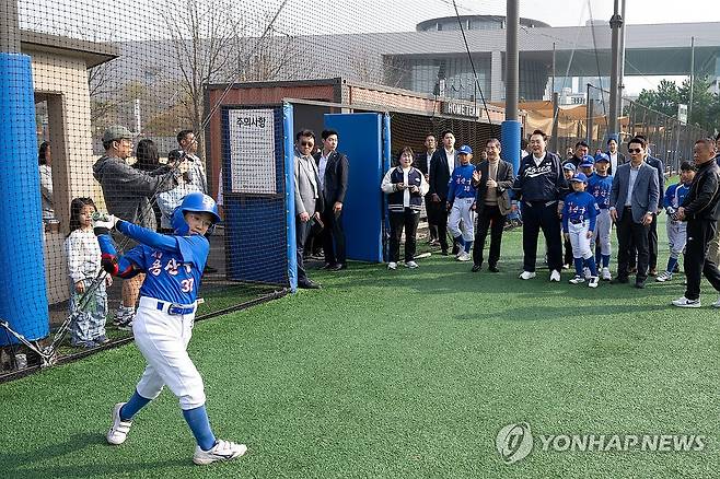 윤석열 대통령, 용산어린이정원 리틀야구 시합 참관 (서울=연합뉴스) 홍해인 기자 = 윤석열 대통령이 6일 서울 용산어린이정원 스포츠필드에서 열린 리틀야구 시합을 참관하고 있다. 2024.4.6 [대통령실 제공. 재판매 및 DB 금지] hihong@yna.co.kr