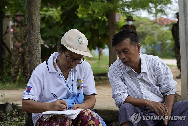 미얀마 군정, 10년만에 인구조사…민주진영 "정보수집 시도" (네피도[미얀마] AP=연합뉴스) 지난 1일(현지시간) 미얀마 수도 네피도에서 인구조사원(왼쪽)이 주민 상대로 인구조사를 실시하고 있다. 2024.10.02