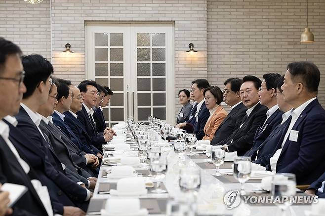 윤석열 대통령, 국민의힘 원내지도부 초청 만찬 (서울=연합뉴스) 진성철 기자 = 윤석열 대통령이 2일 서울 용산 대통령실 앞 파인그라스에서 열린 국민의힘 원내지도부 초청 만찬에서 참석 의원들과 대화를 나누고 있다. 2024.10.2  [대통령실 제공. 재판매 및 DB 금지] zjin@yna.co.kr