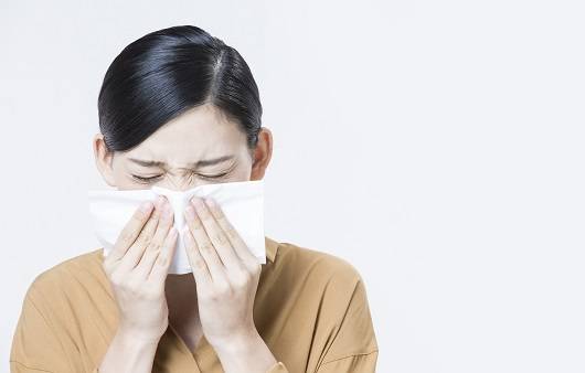 기온이 뚝 떨어지는 환절기에는 비염 증상으로 괴로워하는 이들이 늘어난다｜출처: 게티이미지뱅크