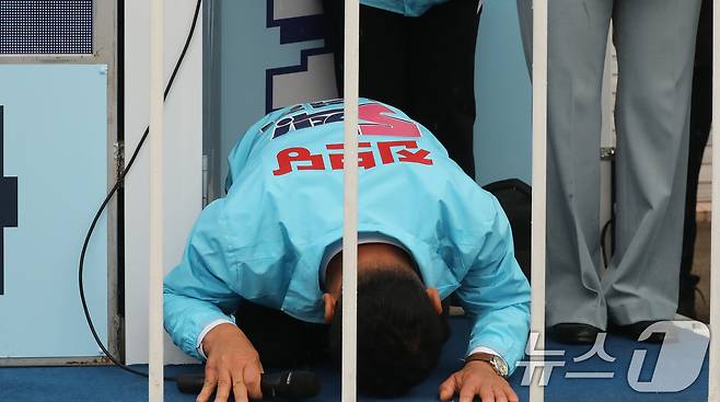 공식 선거운동 첫날인 3일 이석하 진보당 영광군수 후보가 전남 영광군 영광터미널시장에서 출정식 전 지지자들에게 큰 절을 올리고 있다. 2024.10.3/뉴스1 ⓒ News1 박지현 기자