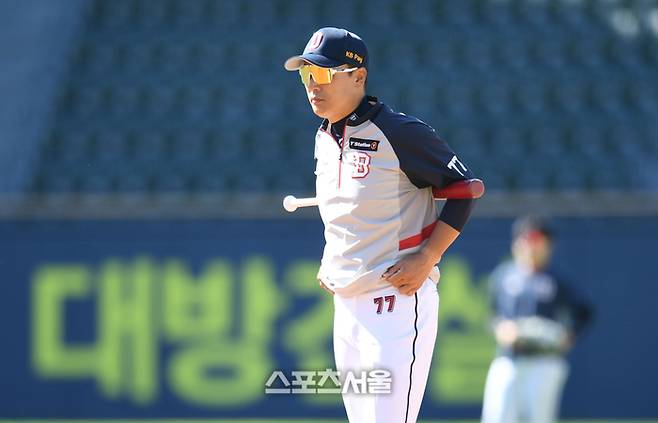 두산 이승엽 감독이 3일 잠실구장에서 열린 2024 KBO 와일드카드 결정전 2차전 KT와 경기에 앞서 선수단 훈련을 지켜보고 있다. 잠실 | 최승섭기자 thunder@sportsseoul.com