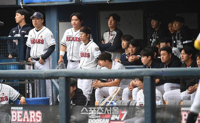 두산 선수들이 3일 잠실야구장에서 열린 2024 KBO 포스트시즌 와일드카드 결정 2차전 KT와 경기 9회 공격을 지켜보고 있다. 잠실 | 최승섭기자 thunder@sportsseoul.com