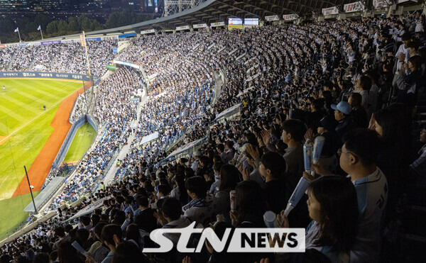 2일 서울 송파구 잠실야구장에서 열린 2024 KBO 포스트시즌 와일드카드 결정 1차전 kt 위즈와 두산 베어스의 경기를 찾은 관중들이 열띤 응원을 하고 있다. 한국야구위원회(KBO)는 이번 경기 2만3750장의 입장권이 매진됐다고 밝혔다. 사진┃뉴시스