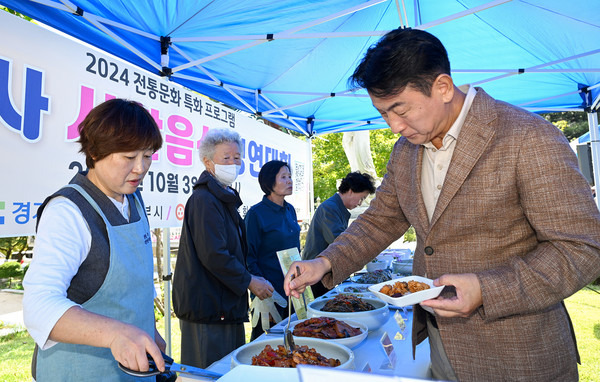 김동근 의정부시장 회룡사에서 열린 사찰음식 경연대회 참석 시식 모습(사진제공=의정부시청)