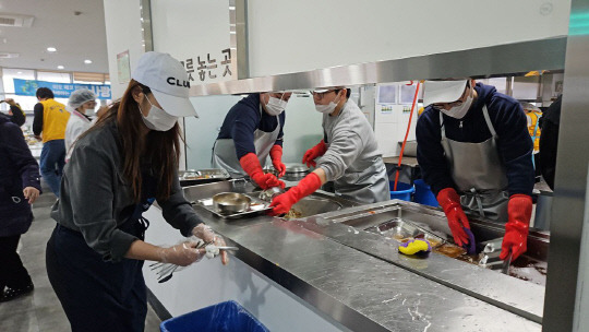 친환경을 몸소 실천 중인 밸류업 전문 플랫폼 회사인 주식회사 이도(YIDO·대표이사 최정훈)는 독거노인 등 취약계층 위한 무료 급식 봉사활동 '사랑의 나눔'을 1만명을 대상으로 실시했다. <이도 제공>