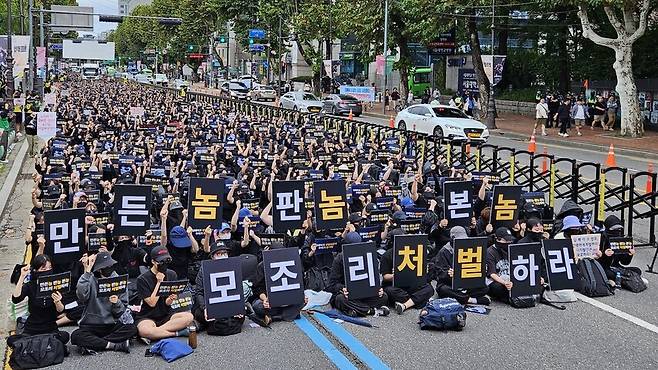 지난달 21일 오후 서울 지하철 4호선 혜화역 앞 대학로에서 열린 ‘딥페이크 성착취 엄벌 촉구 시위: 만든 놈, 판 놈, 본 놈 모조리 처벌하라’ 집회에서 참석자들이 구호를 외치고 있다. 김채운 기자