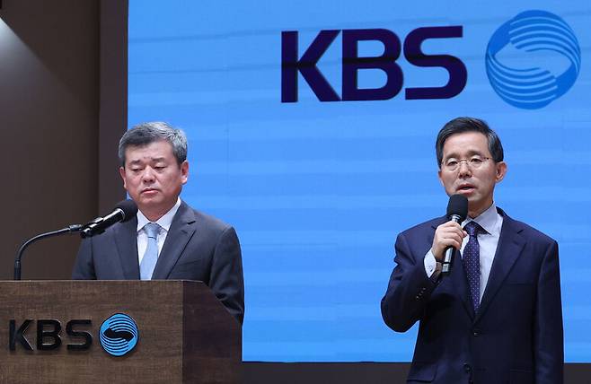 박민 한국방송(KBS) 사장(왼쪽)이 지난해 11월14일 서울 여의도 한국방송아트홀에서 대국민 기자회견을 열고 있다. 백소아 기자 thanks@hani.co.kr