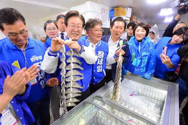 10·16 전남 영광군수 재선거 공식 선거운동이 시작된 3일 오전 영광군 법성면 법성포 굴비거리에서 이재명(앞줄 왼쪽 두 번째) 더불어민주당 대표와 장세일 후보가 굴비를 살펴보고 있다. 영광=뉴스1