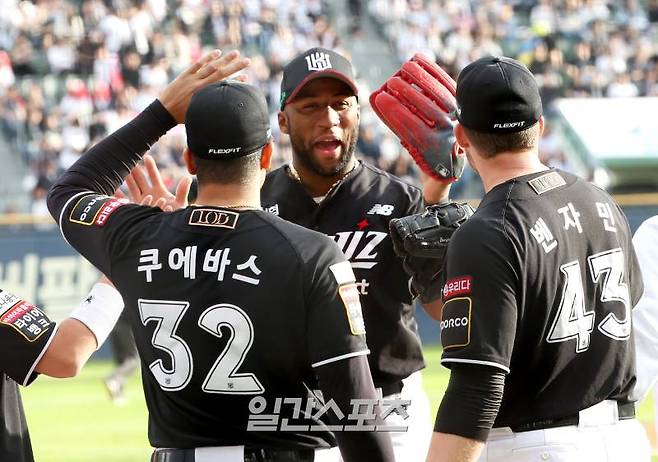 2024 프로야구 KBO 포스트시즌 두산 베어스와 kt 위즈의 와일드카드결정전(WC) 2차전 경기가 3일 오후 서울 잠실야구장에서 열렸다. 7회까지 무실점으로 경기를 리드하고 있는 KT 쿠에바스, 로하스, 벤자민이 공수교대를 하며 하이파이브를 하고 있다. 잠실=김민규 기자 mgkim1@edaily.co.kr /2024.10.03/