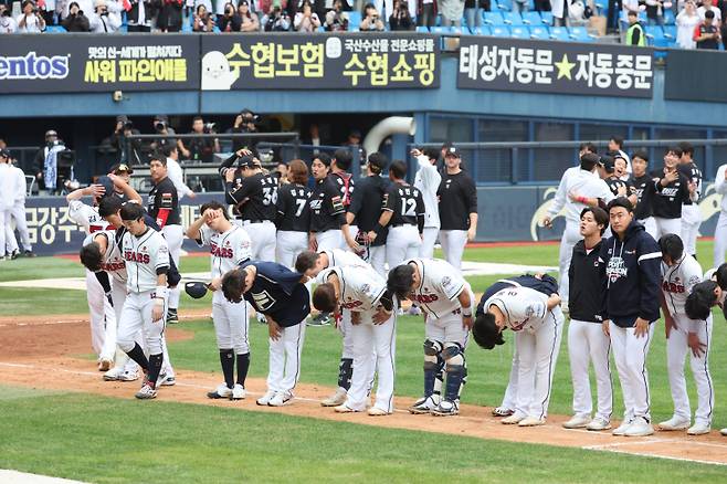 <yonhap photo-5068="">3일 서울 잠실야구장에서 열린 2024 신한 SOL뱅크 KBO 포스트시즌 와일드카드 결정 2차전 kt wiz와 두산 베어스의 경기에서 0-1로 패배한 두산 선수들이 아쉬워하고 있다. 사진=연합뉴스</yonhap>