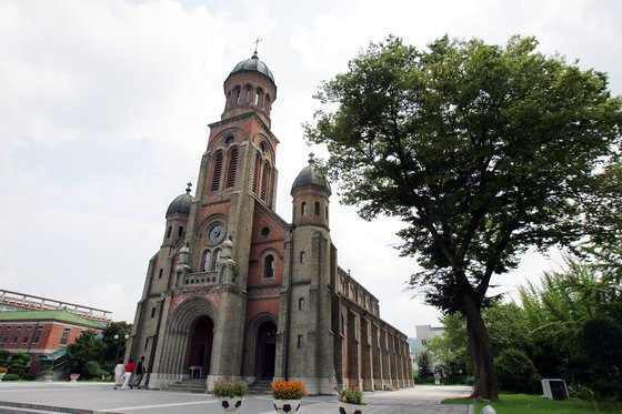 다산 정약용의 사촌 윤지충이 1791년 처형된 자리에 세워진 전주 전동성당. [중앙포토]