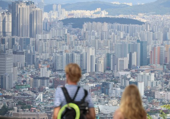 서울 남산에서 바라본 시내 아파트 단지 모습. 연합뉴스