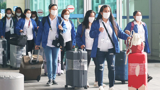 Filipino domestic caregivers arrive at Incheon International Airport on Aug. 7. [NEWS1]