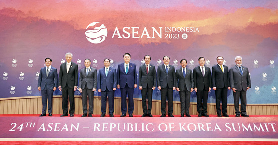 Korean President Yoon Suk Yeol, fifth from left, poses for a commemorative photo with Southeast Asian leaders ahead of the South Korea-Asean Summit in Indonesia on Sept. 6, 2023. [JOINT PRESS CORPS]