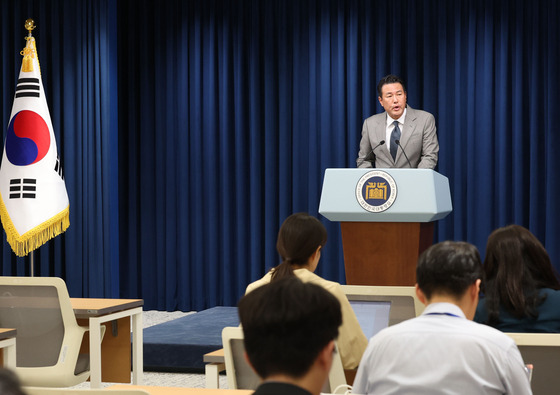 Principal Deputy National Security Adviser Kim Tae-hyo holds a press conference announcing President Yoon Suk Yeol's three-country, six-day trip to Southeast Asia trip for Asean-related meetings at the Yongsan presidential office in Seoul on Thursday. [JOINT PRESS CORPS]