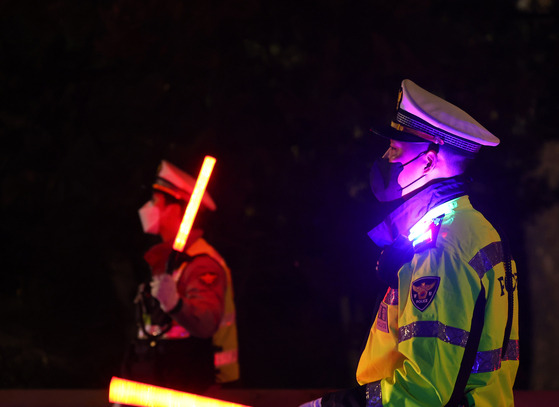 Mapo police conduct DUI stops in Seoul in December 2023. The picture is unrelated to the story. [YONHAP]